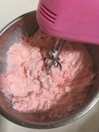 草莓味酸奶冰淇淋的做法步骤10