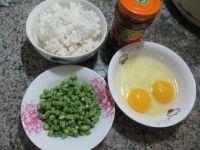 带豆鸡蛋炒饭的做法步骤1